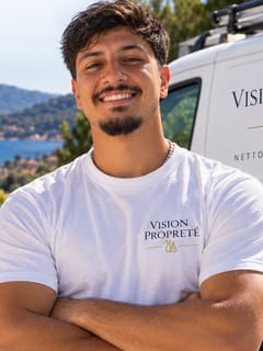 Rémy, fondateur de Vision Propreté, bras croisés devant son utilitaire